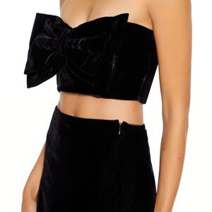 🎄Black Velvet Strapless Top w elastic back -NEW